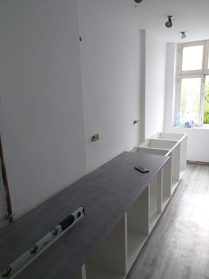 Kuchnia — zabudowa w trakcie montażu